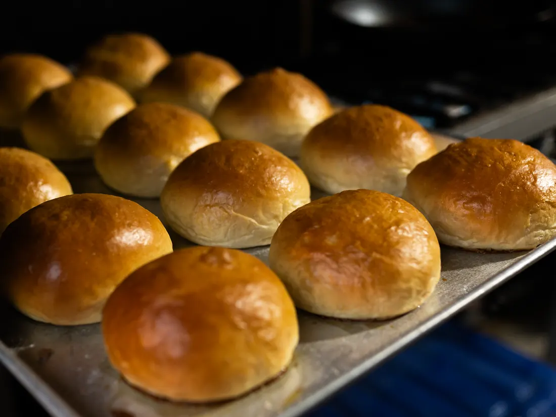 Pan brioche recién horneado, hecho en casa