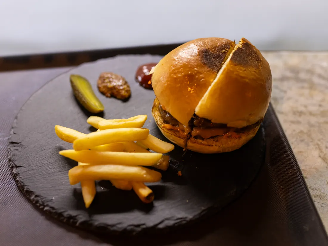 Hamburguesa de rib eye con papas a la francesa