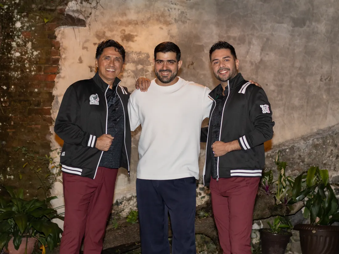 El equipo de Tierra y Comal en el patio